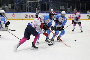 В хоккей играют не только мужчины. Всемирный женский хоккейный матч прошел в Минске