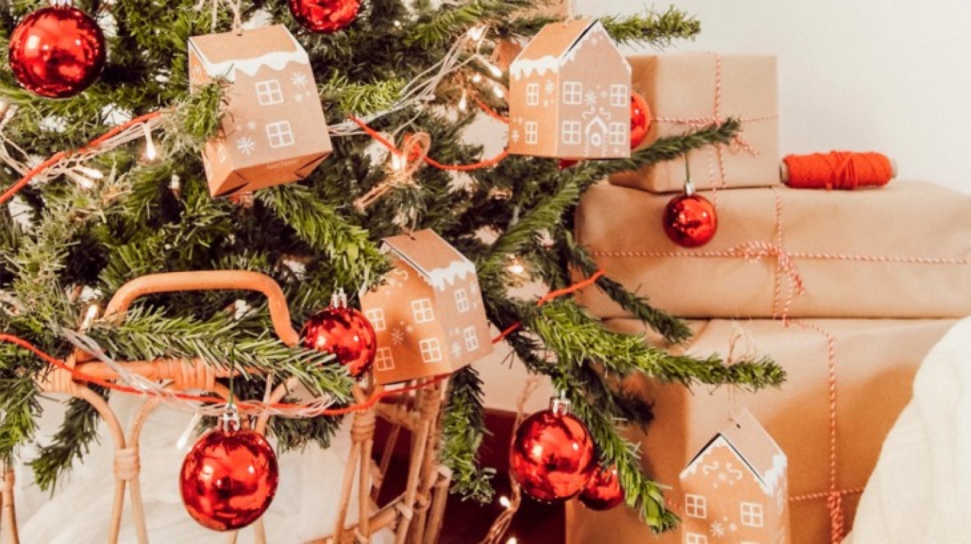 Как украсить елку и дом к Новому году современно? Советы от декоратора