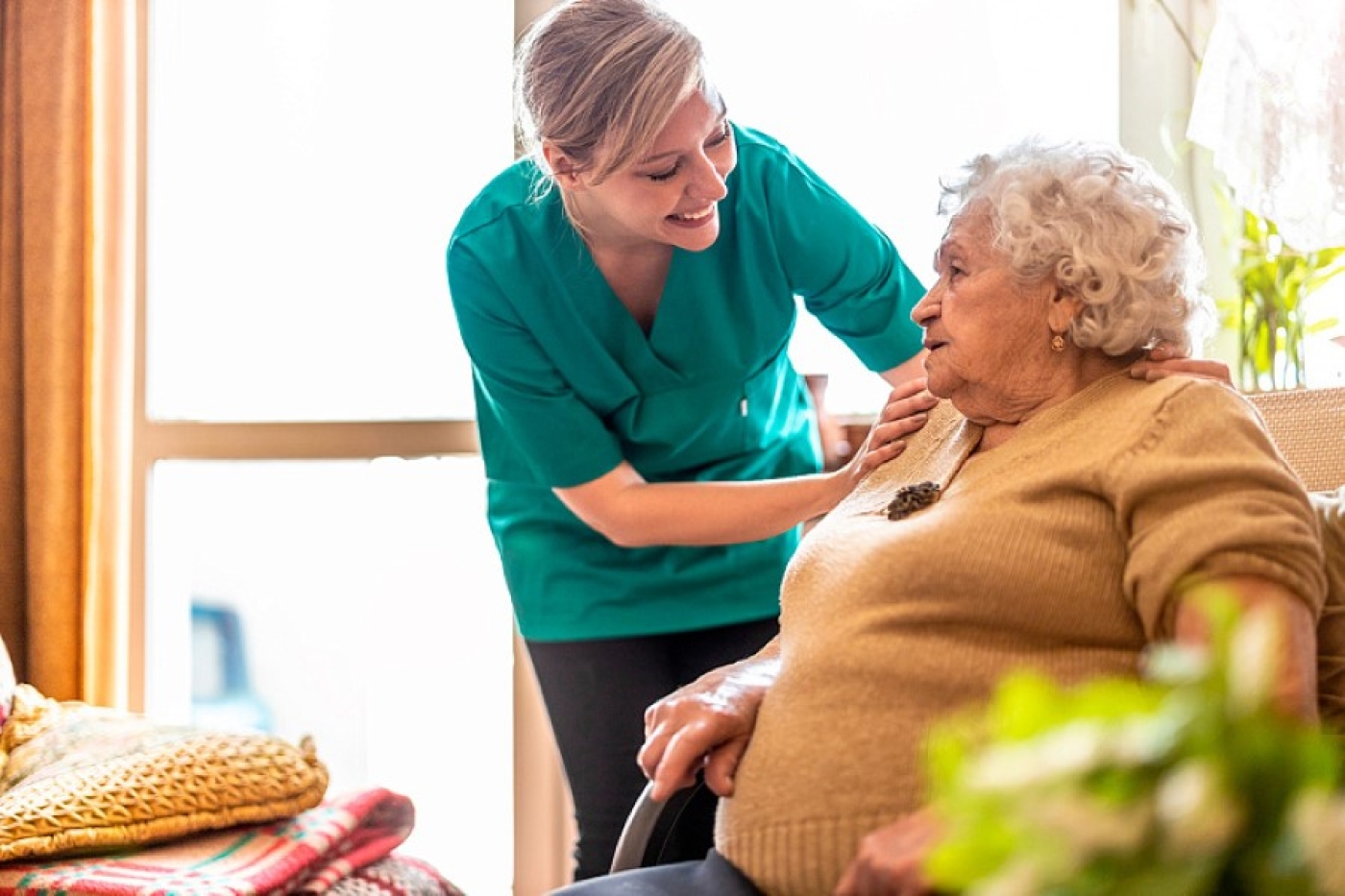 С 1 июля повысят зарплаты медицинским и социальным работникам – кому именно