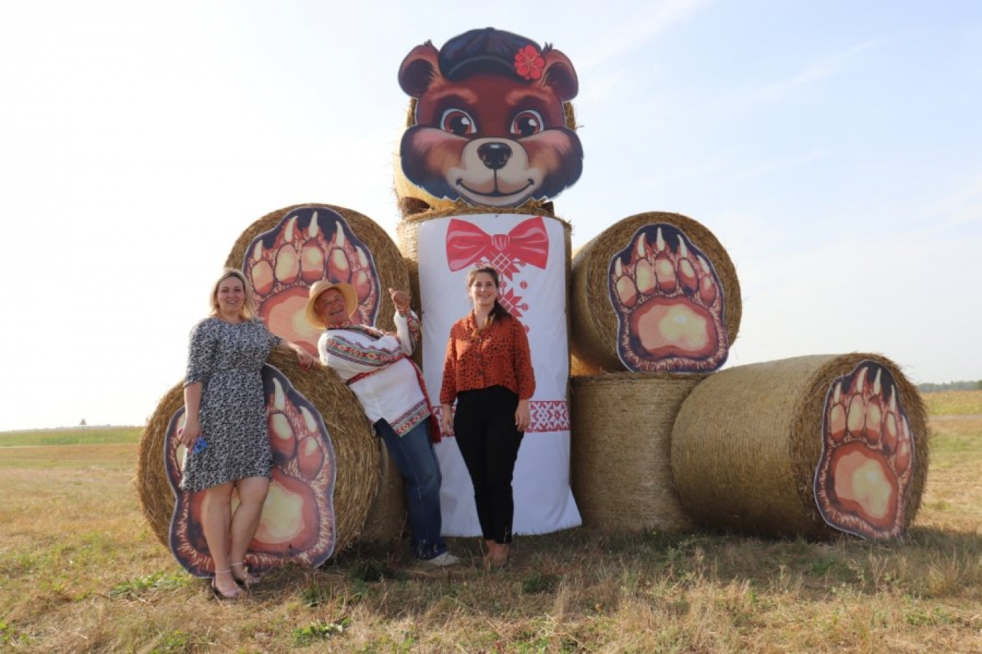 Соломенные скульптуры встречают гостей