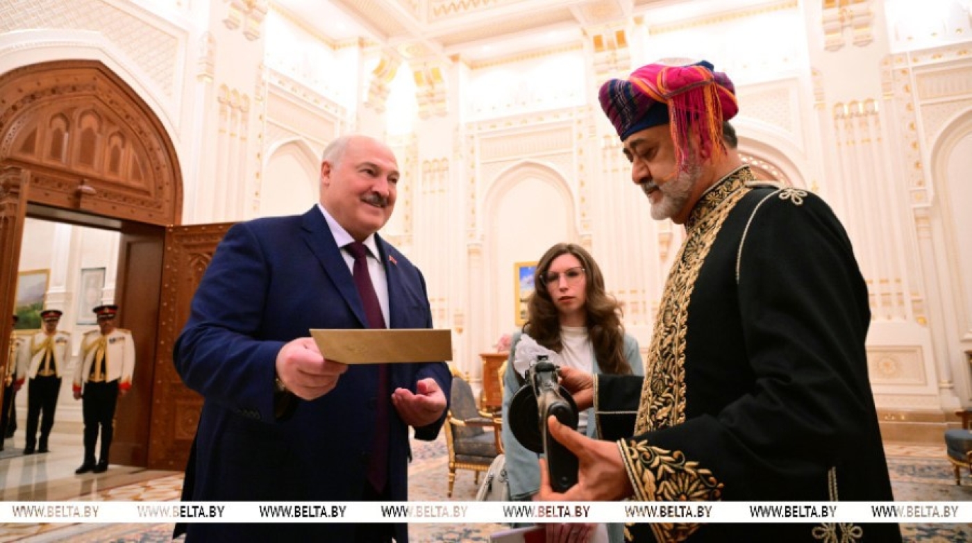 Лукашенко подарил Султану Омана "Папашу" и получил в подарок кинжал