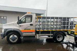 Вот такая новенькая машина по доставке газовых баллонов колесит сегодня по дорогам района.