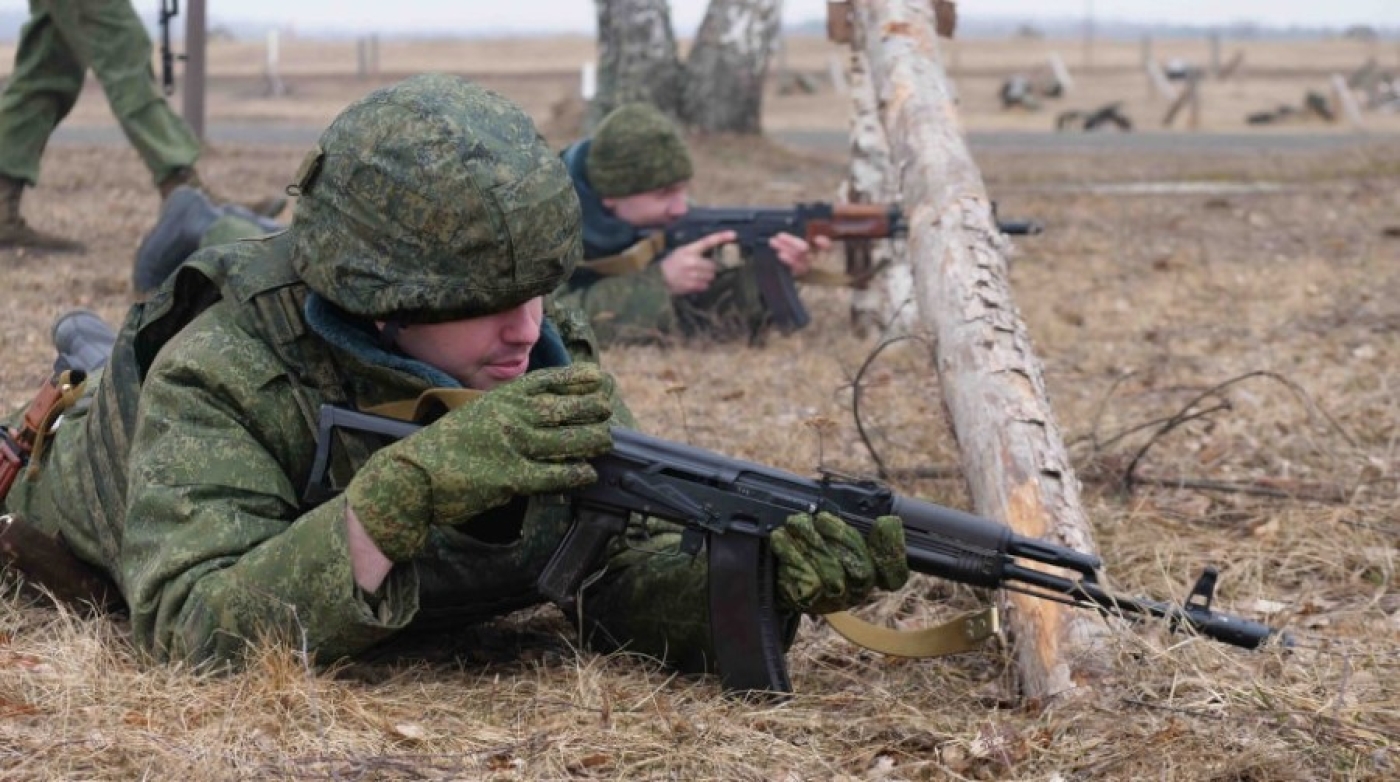 Ведение боя из окопа и метание гранат. Военнообязанные постигают основы тактической подготовки