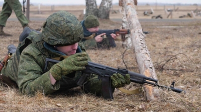 Ведение боя из окопа и метание гранат. Военнообязанные постигают основы тактической подготовки