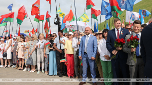 Лукашенко призвал молодежь принимать эстафету по увековечиванию памяти о подвигах и героях войны