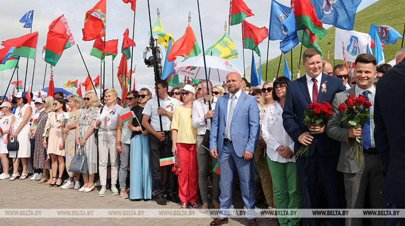 Лукашенко призвал молодежь принимать эстафету по увековечиванию памяти о подвигах и героях войны