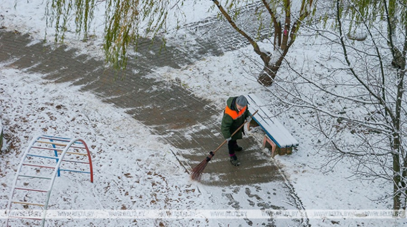 Более 3 тыс. работников ЖКХ очищают улицы от снега и льда в Беларуси