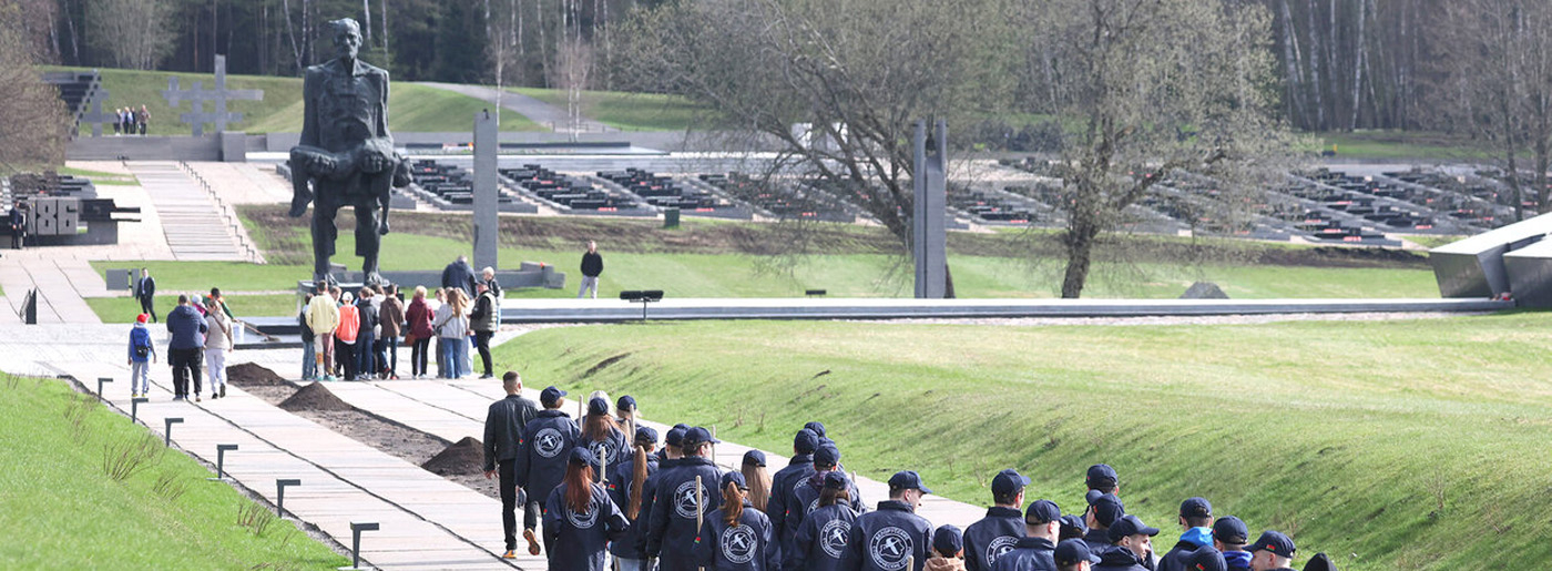 "Каждый год надо привносить изюминку". Лукашенко на субботнике трудится в мемориальном комплексе "Хатынь"