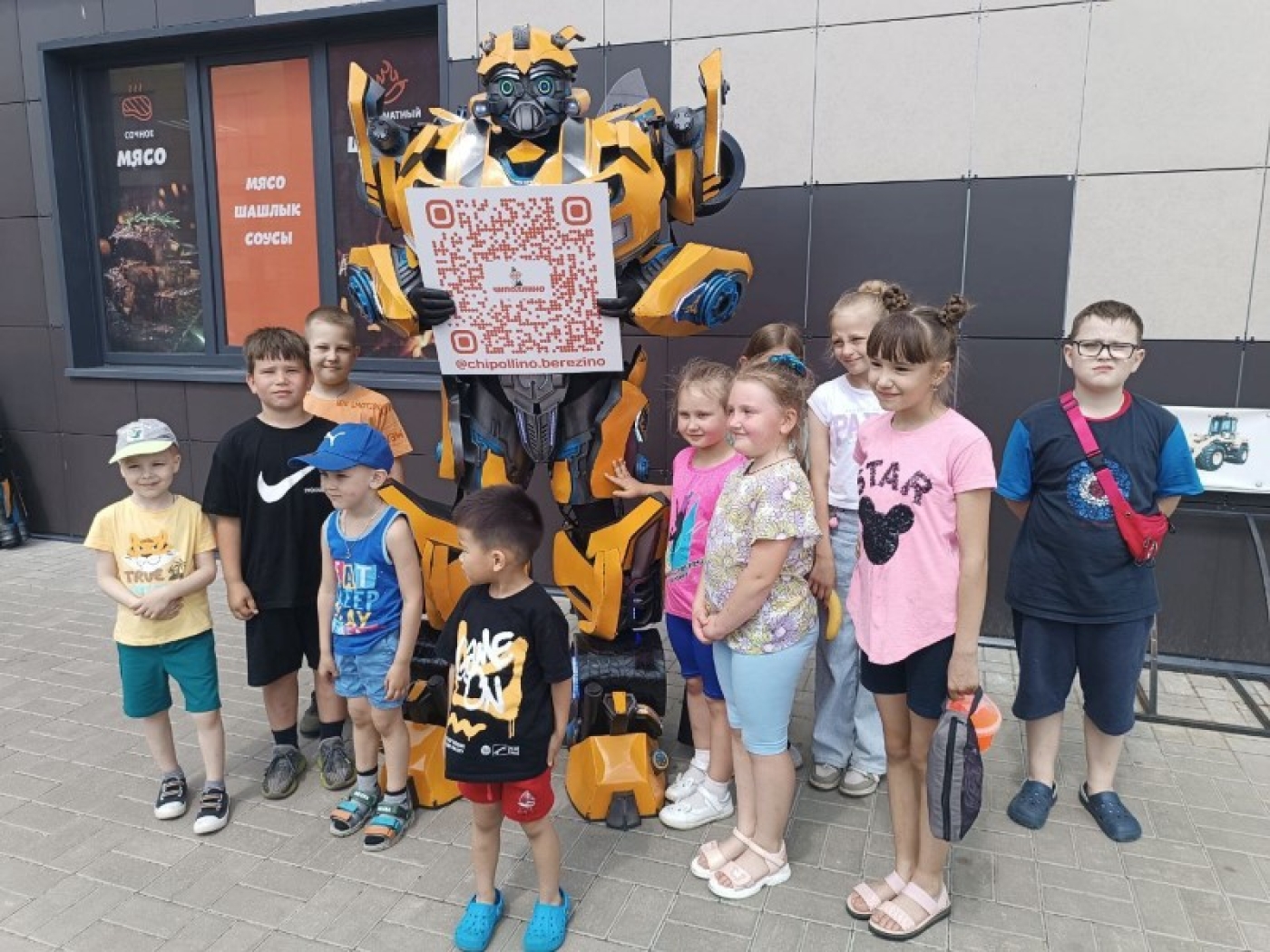 Праздник для детишек организовал сегодня и магазин "Чиполлино"