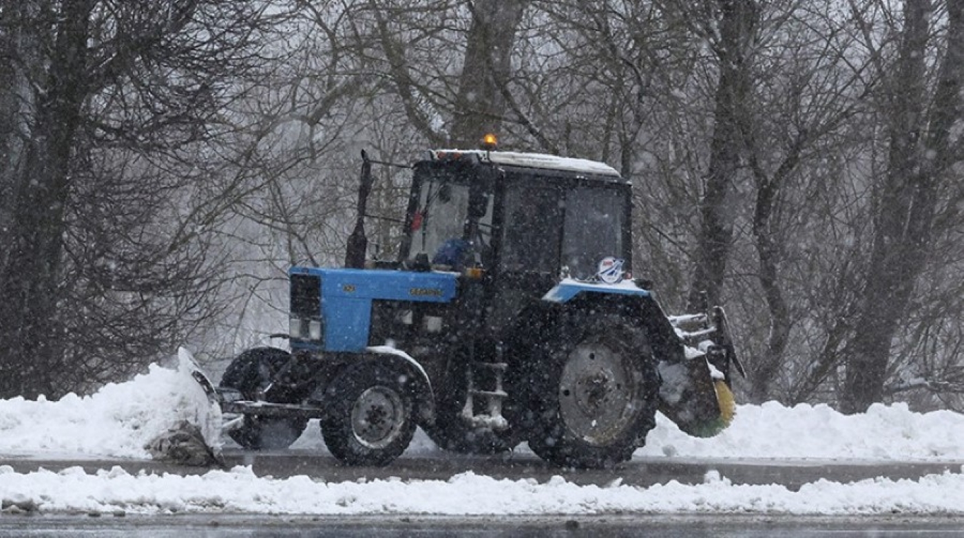 Более 1 тыс. работников ЖКХ расчищают улицы и дороги Беларуси от снега