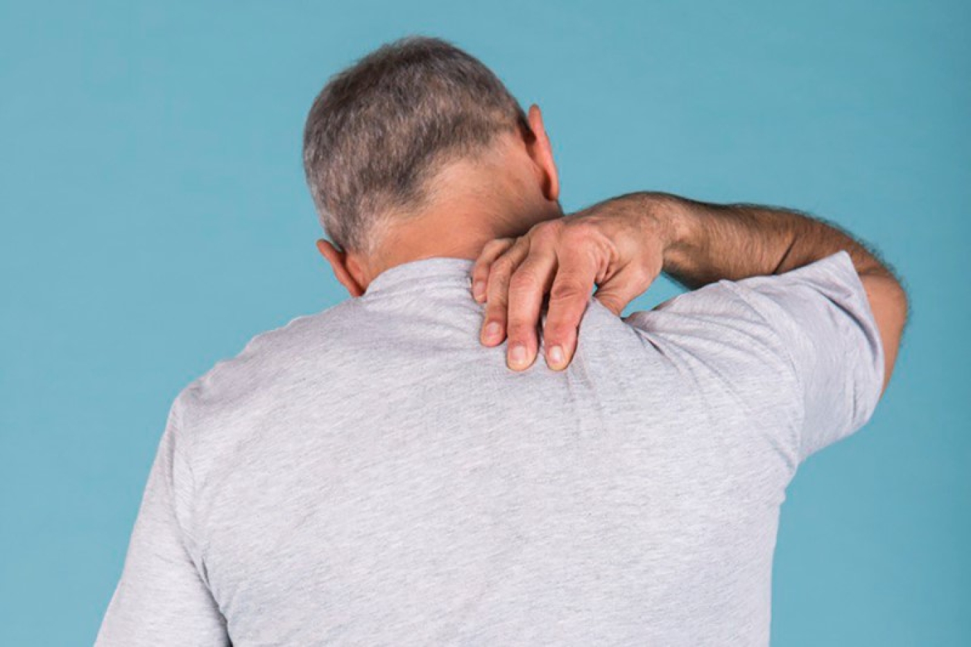 Врач рассказал, почему возникает боль между лопаток