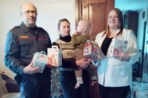 Навестили с подарками семью