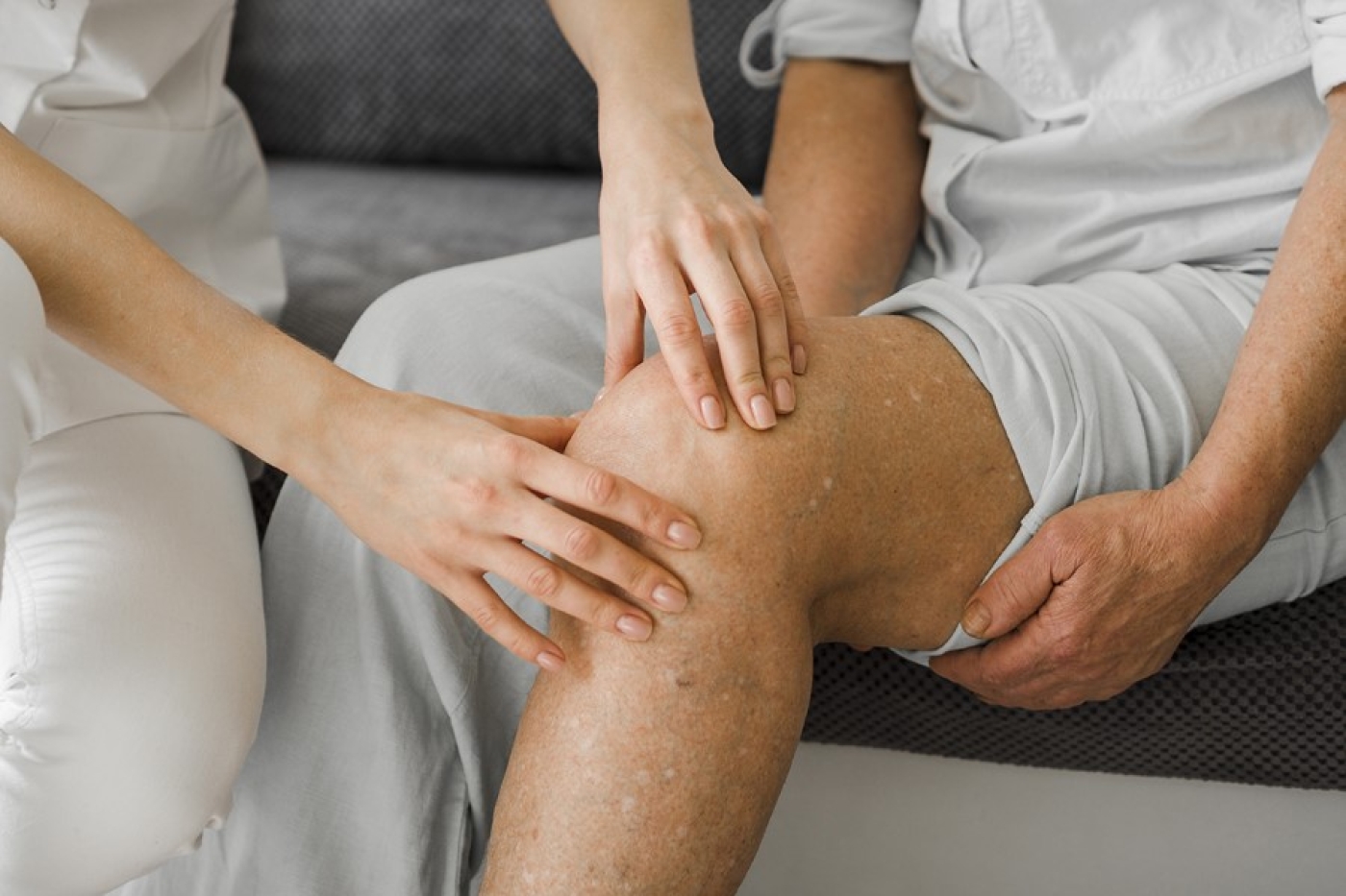 Врач перечислил основные симптомы варикоза