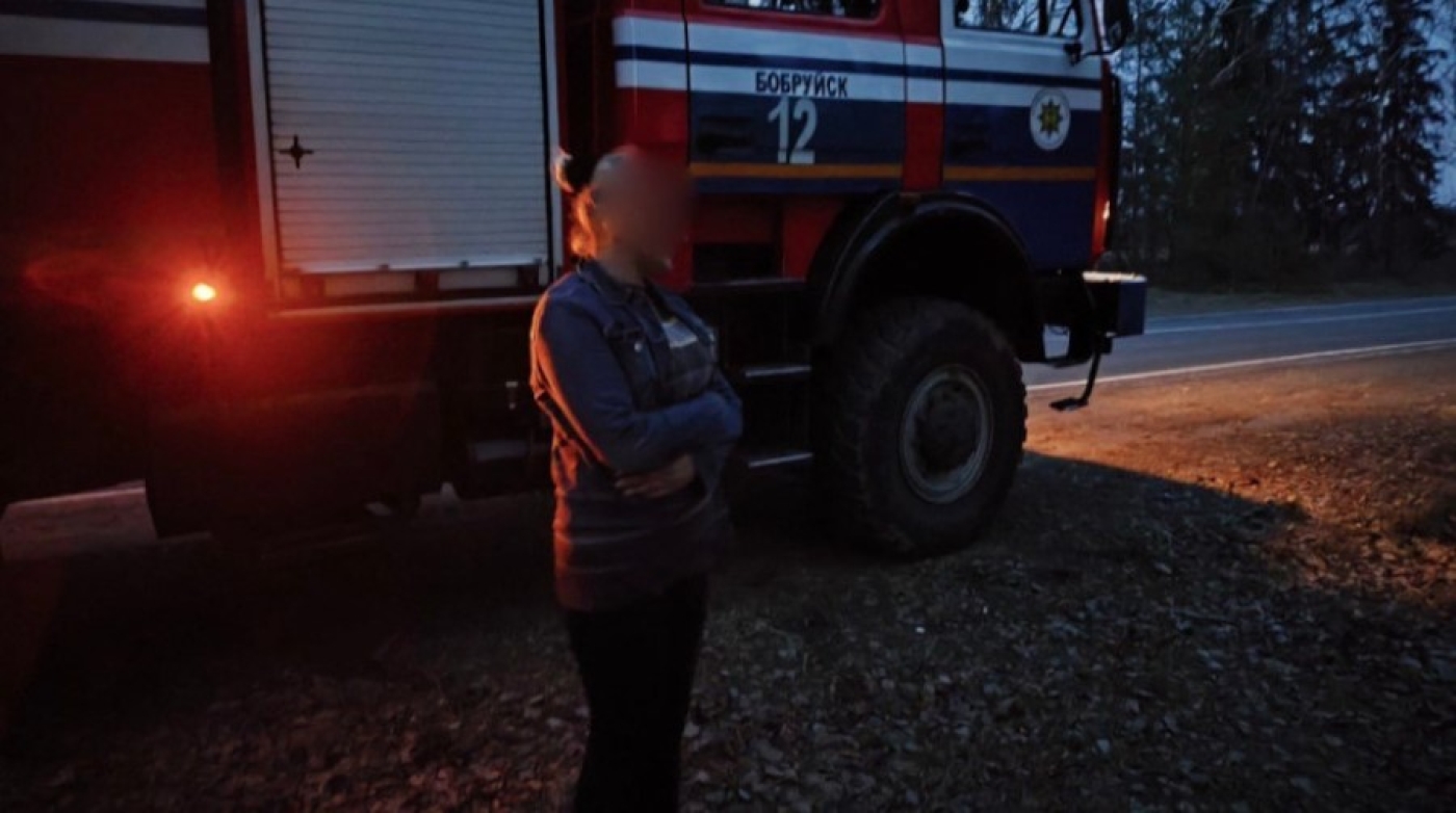 В Бобруйском районе спасатели нашли заблудившуюся в лесу женщину