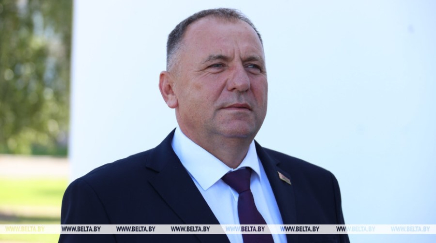 Президент по приезде в Шклов поинтересовался ситуацией. В районе новый председатель - Бартош