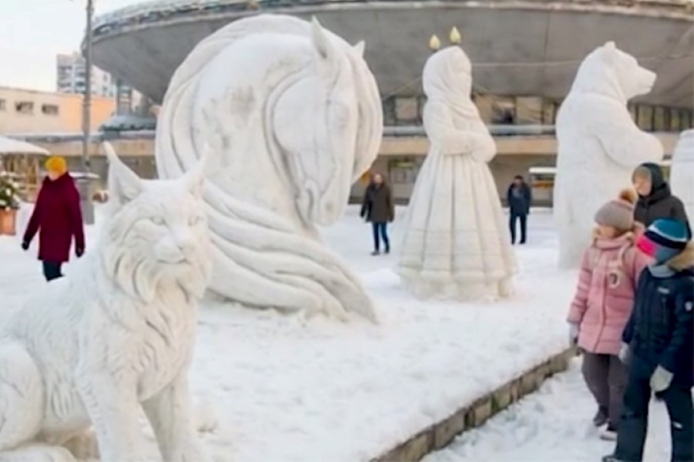 Галерею снежных скульптур под открытым небом создают в Гомеле