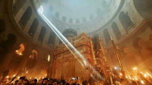 Благодатный огонь сошел в храме Гроба Господня в Иерусалиме