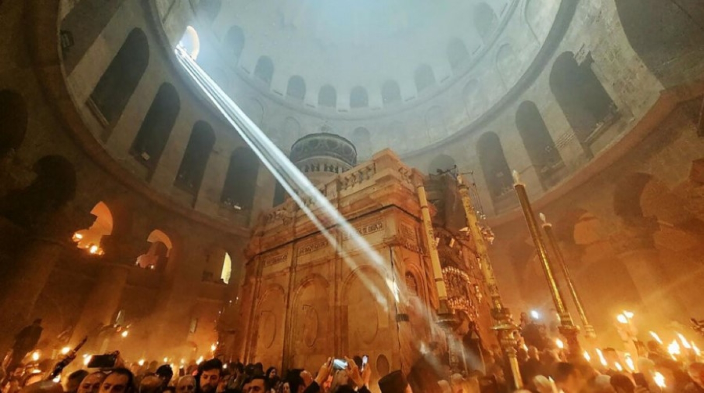 Благодатный огонь сошел в храме Гроба Господня в Иерусалиме