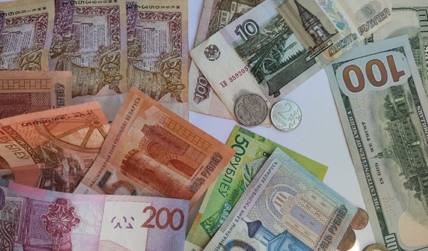 Юань и доллар подешевели, российский рубль подорожал на торгах 23 сентября