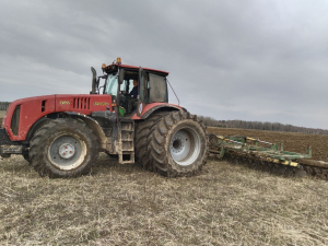 Унитарное предприятие "Матевичи-Агро" наряду с другими сельскохозяйственными предприятиями ведёт полевые работы