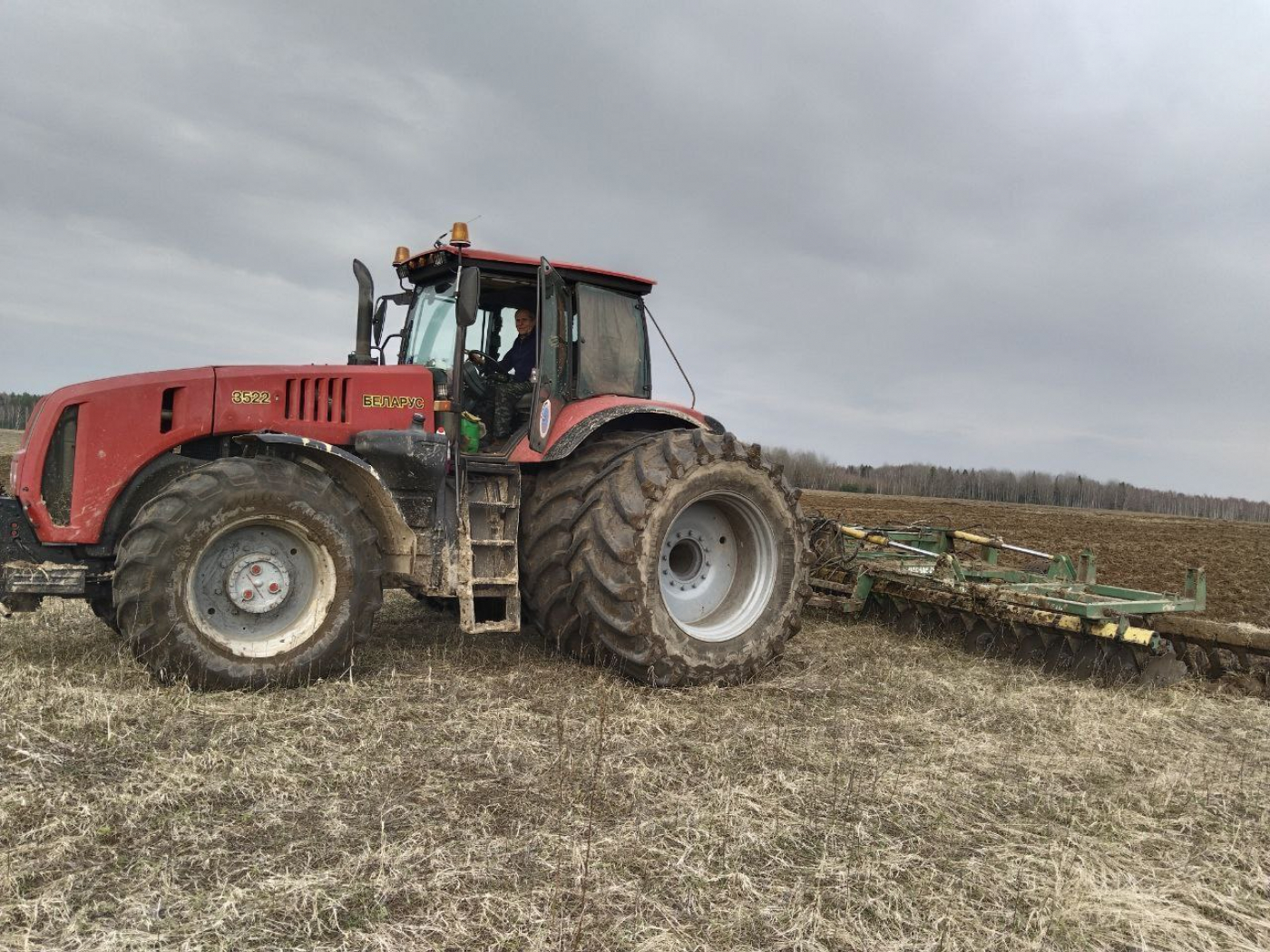 Унитарное предприятие "Матевичи-Агро" наряду с другими сельскохозяйственными предприятиями ведёт полевые работы
