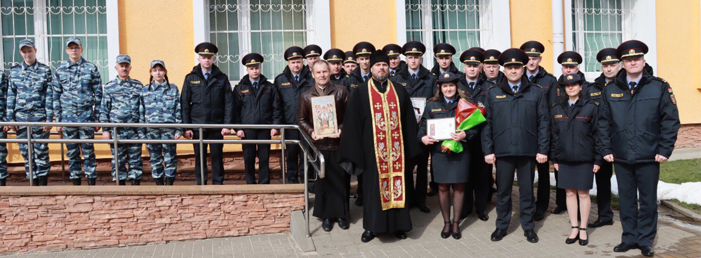 В Березинском РОВД во время строевого смотра молодым сотрудникам вручили табельное оружие