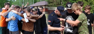 В воспитательно-оздоровительном лагере «Защитник» 10-классники преодолевали полосу препятствий
