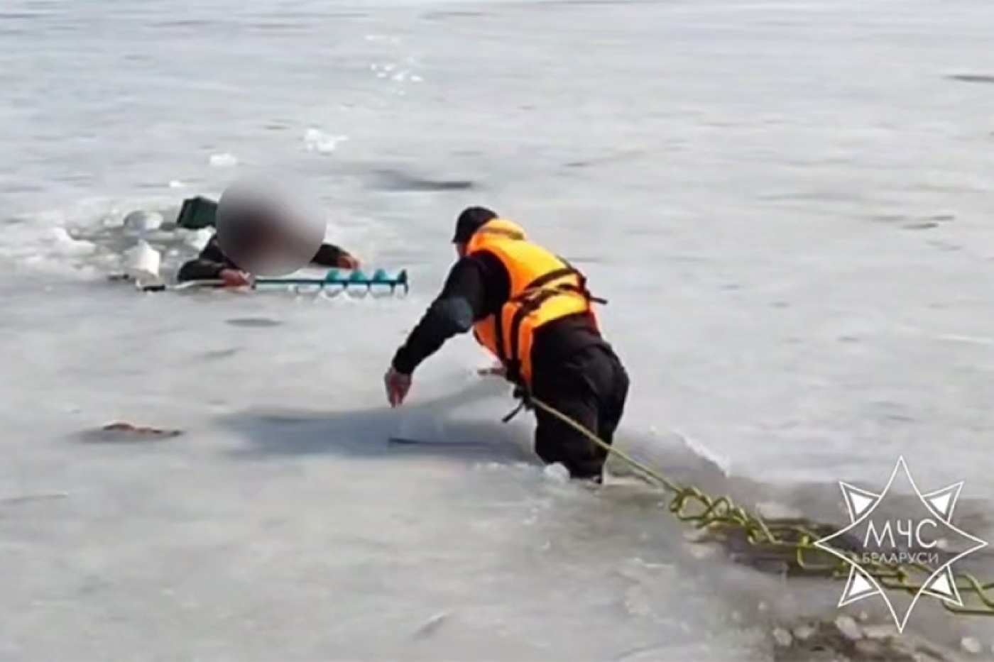 Работники МЧС спасли провалившегося под лед рыбака в Минском районе