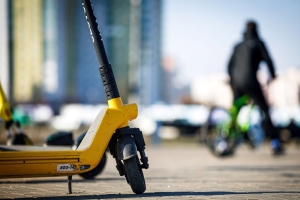 Спешиваться или нет водителям электросамокатов и велосипедов, пояснили в ГАИ