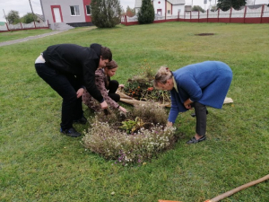 Акция по наведению порядка на пришклольной территории "Чистый двор"