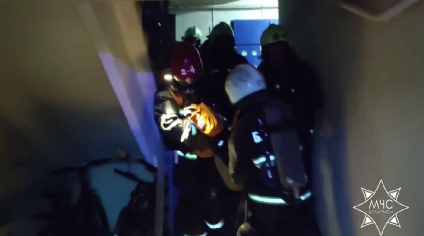 Работники МЧС спасли пенсионера из горящей квартиры в Борисове