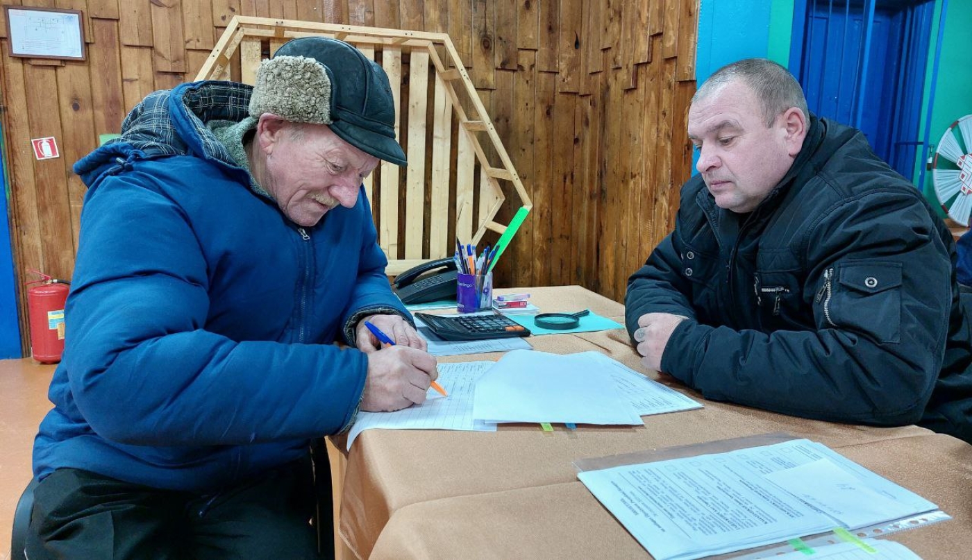 Буквально в первые минуты голосования на Орешковичском избирательном участке №23 - первый избиратель