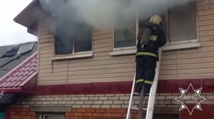 В Борисове на пожаре соседи спасли женщину и ее троих детей