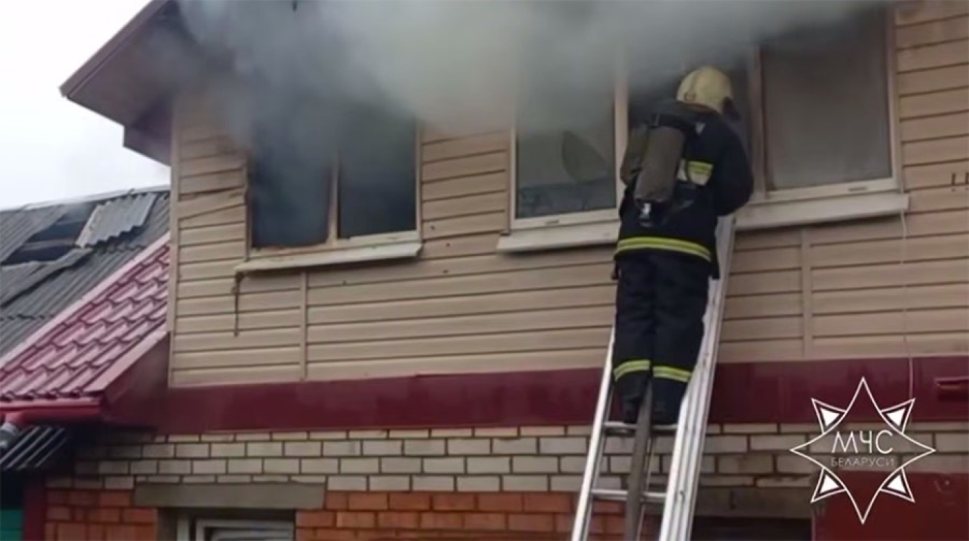 В Борисове на пожаре соседи спасли женщину и ее троих детей