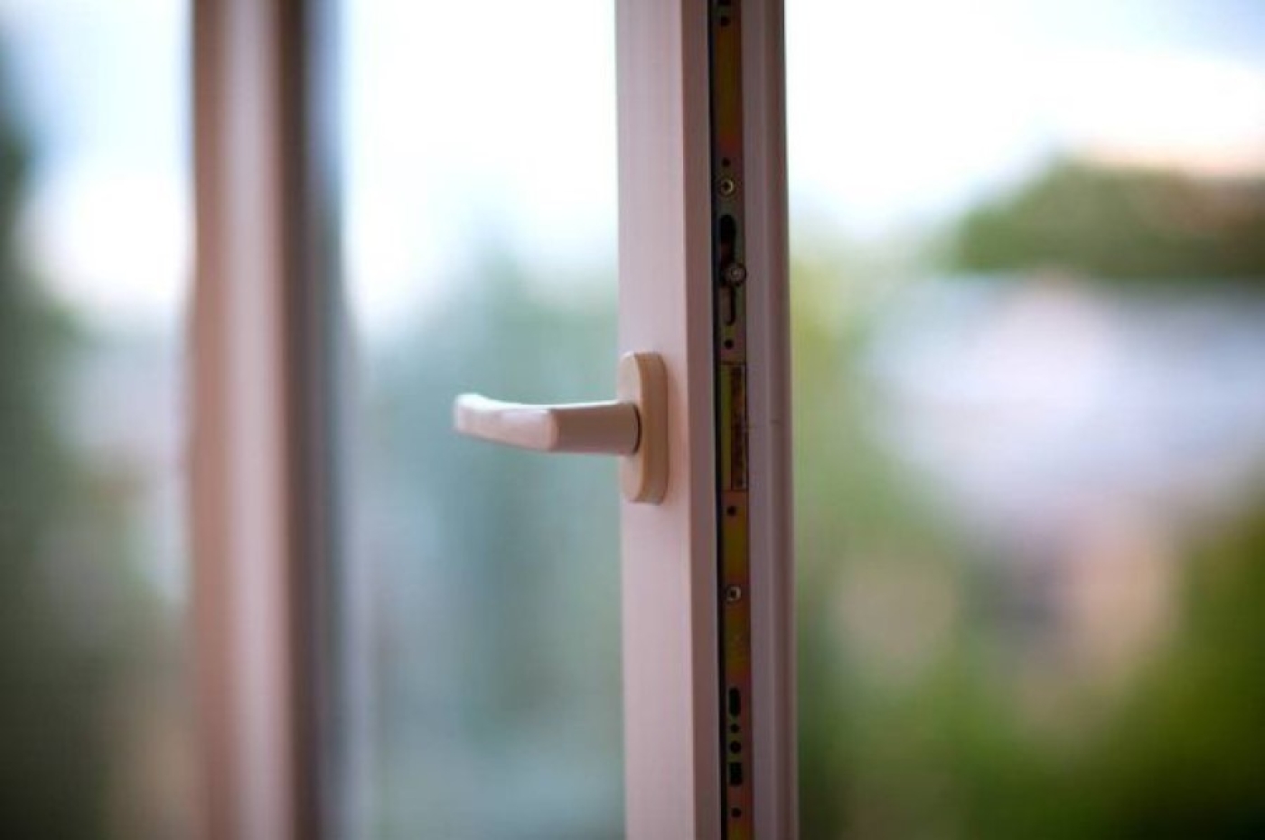 В Минске семилетний мальчик выпал из окна, спасти ребенка не удалось