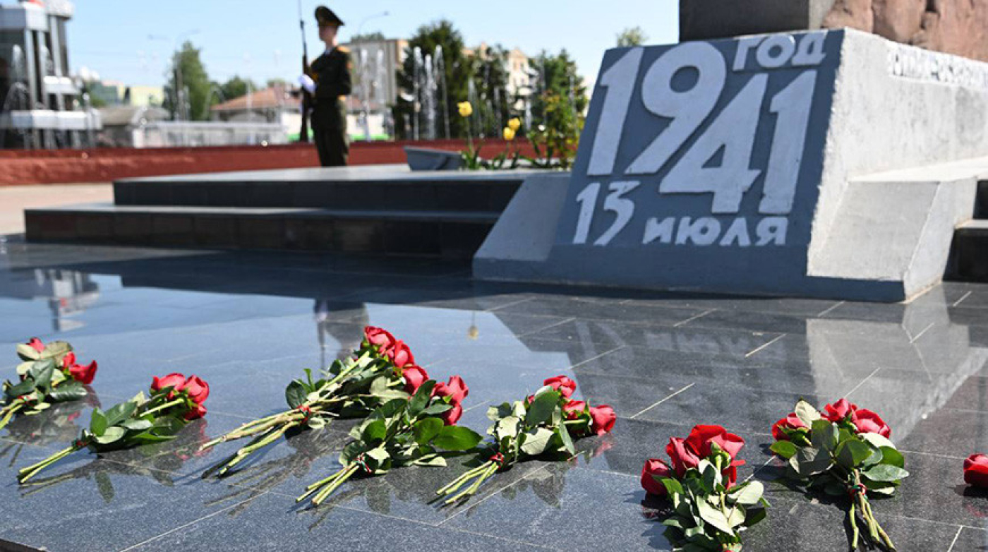 Гости "Вытокаў" возложили цветы к обелиску воинам-освободителям 1941 года в Жлобине