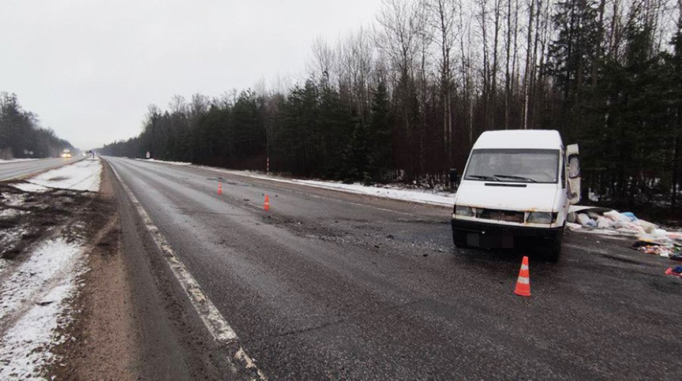 В аварии под Борисовом перевернулся микроавтобус