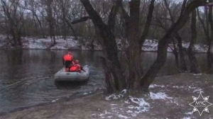 В Гомеле спасатели вытащили рыбака, застрявшего на острове в протоке Волотова