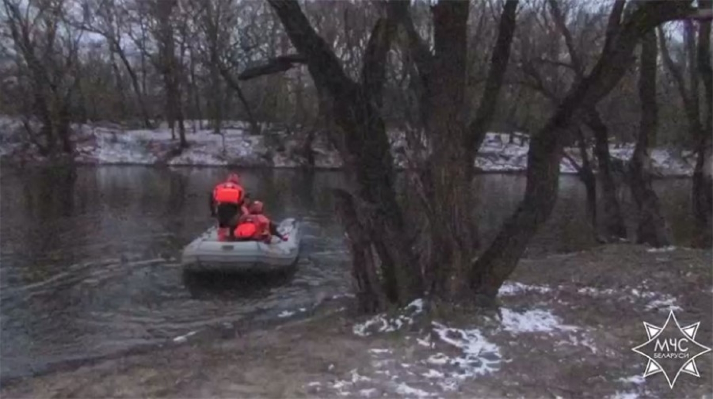 В Гомеле спасатели вытащили рыбака, застрявшего на острове в протоке Волотова