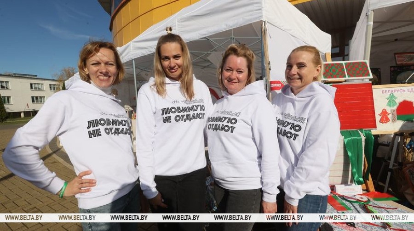 От мерча Первого до изделий мастеров. В Молодечно на "Марафоне единства" работают точки торговли