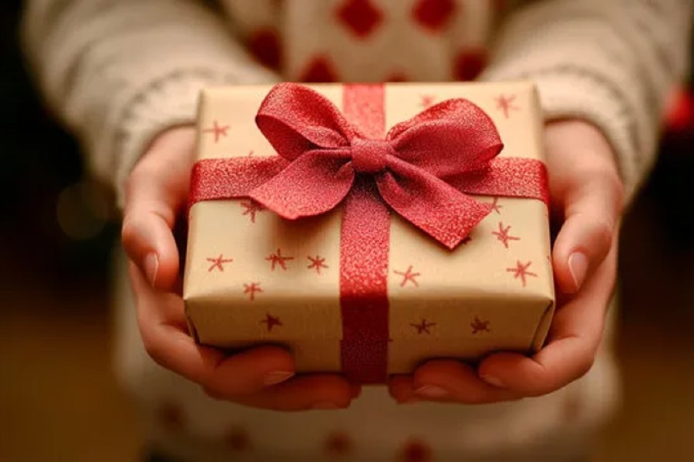 Нужно ли начислять страховые взносы в ФСЗН на стоимость подарков? Ответ Минтруда