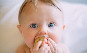 Как теперь называют младенцев и какие имена были популярны десятилетиями ранее?