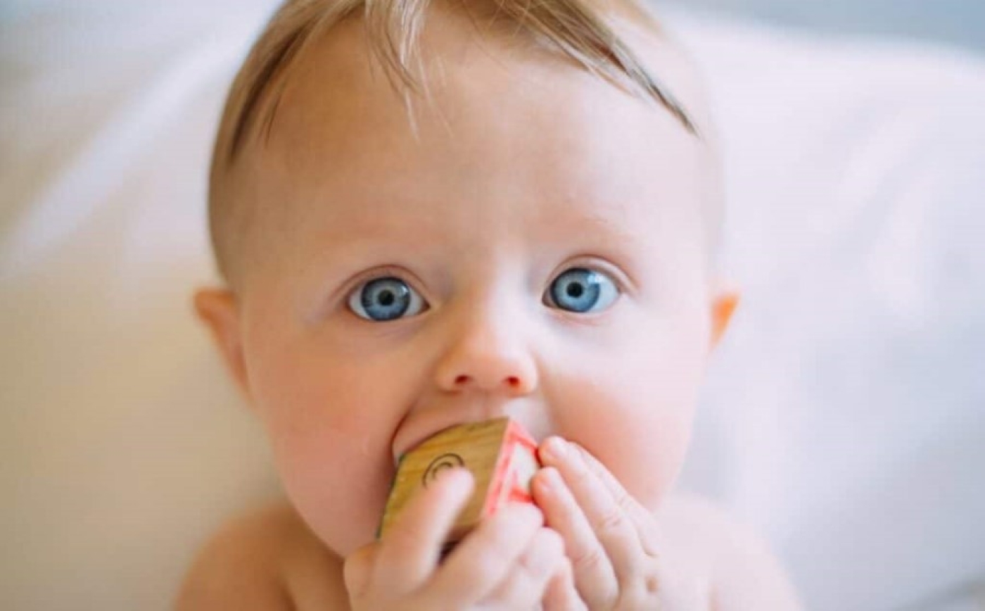 Как теперь называют младенцев и какие имена были популярны десятилетиями ранее?