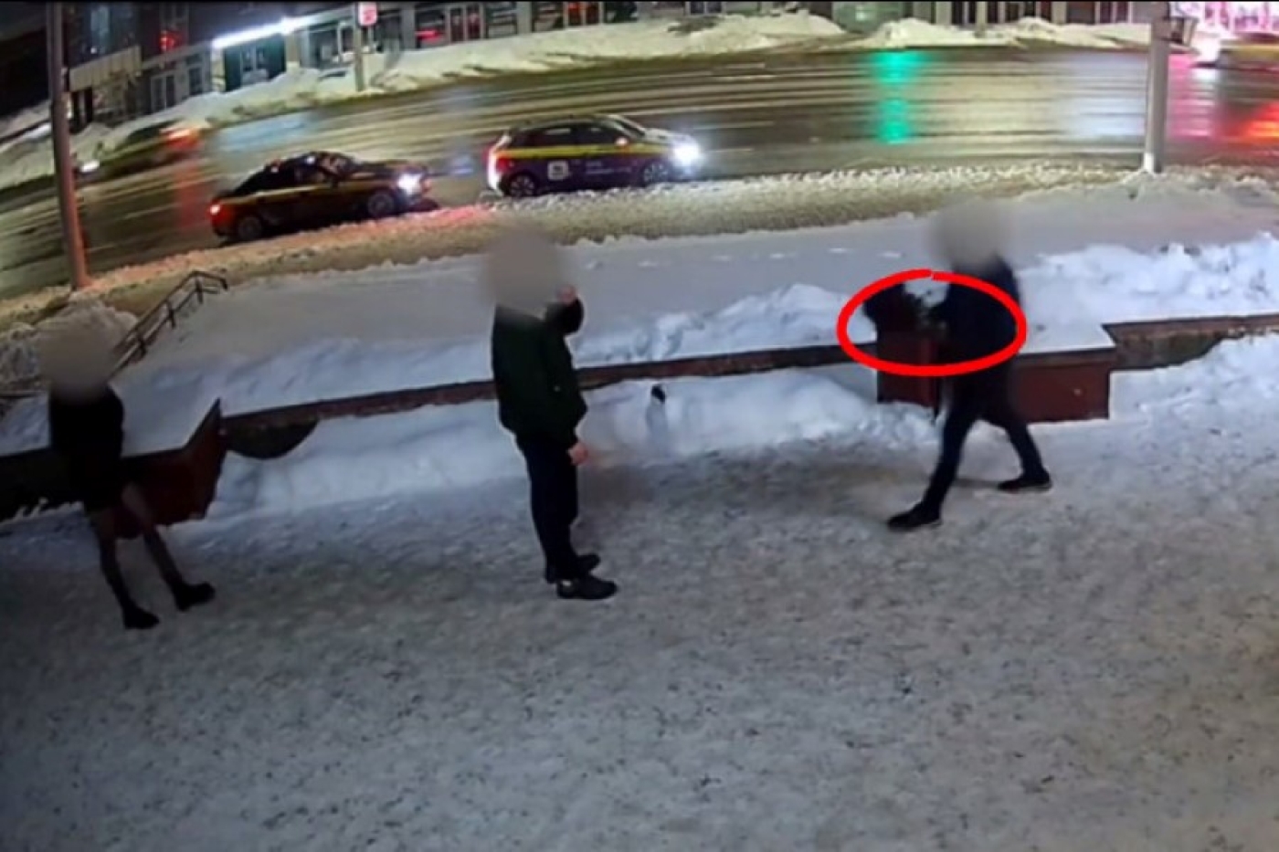 В Минске мужчина забрал чужой букет на празднике, возбуждено уголовное дело