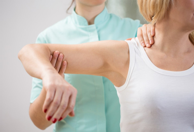 Врач рассказал, чем опасен синдром замороженного плеча