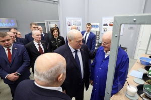 "Душа у него! Молодец!" Лукашенко на "Планаре" пообщался с самым опытным работником