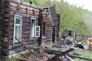 На пожаре в Червенском районе бдительные соседи спасли мужчину