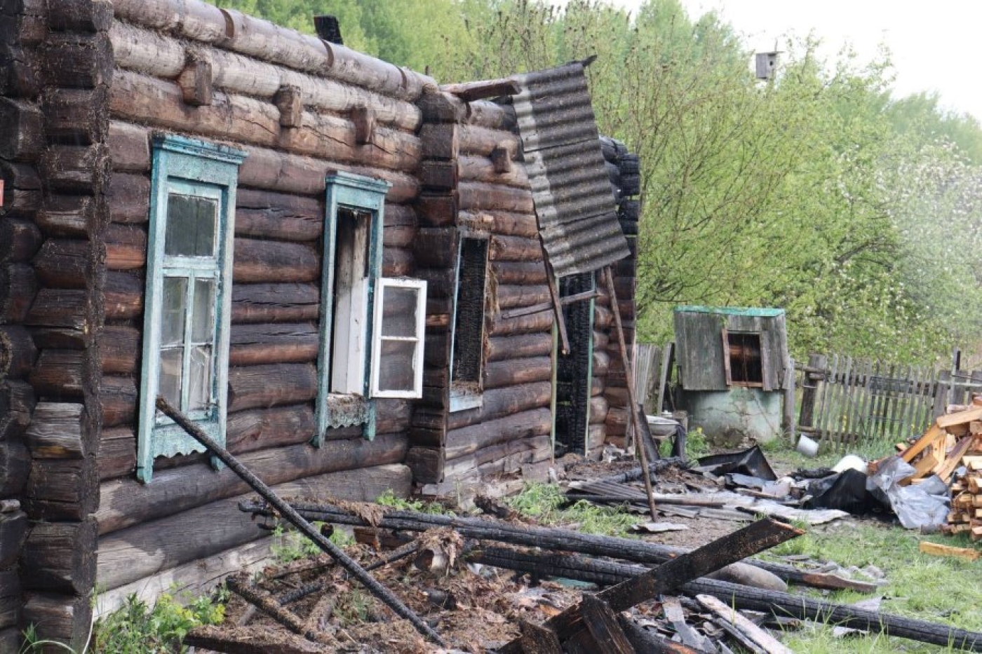 На пожаре в Червенском районе бдительные соседи спасли мужчину