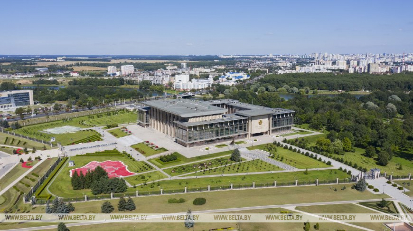 Лукашенко принял губернатора Витебской области, а тот пришел не с пустыми руками