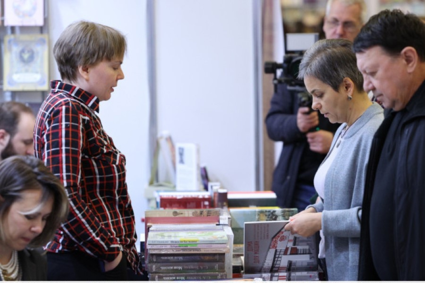 ИИ, маркетплейсы и бумажная классика. Как меняется книжный рынок Беларуси